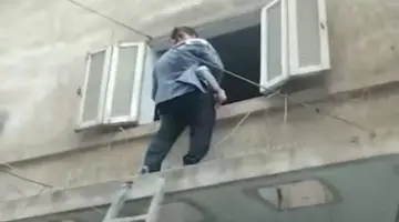 أب يلجأ إلى دخول المنزل من النافذة لرؤية أبنائه